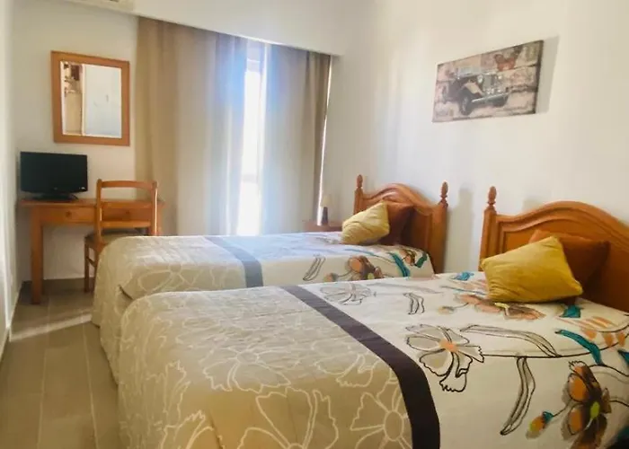 Relaxante Com Terraco E Proximo Da Praia, No 2º Andar * Quarteira