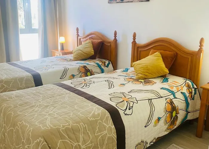 Relaxante Com Terraco E Proximo Da Praia, No 2º Andar * Quarteira