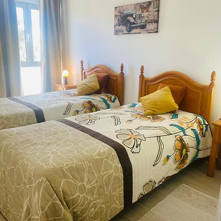 Relaxante Com Terraco E Proximo Da Praia, No 2º Andar * Quarteira